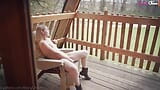 Becky Chase - orgasm pe balcon în treehouse snapshot 3