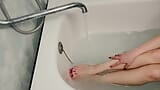 Teen masturbiert mit einem Wasserstrahl im Bad snapshot 2