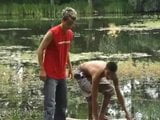 Pareja de twink junto al lago con un final salpicado de leche snapshot 4