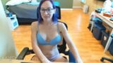 Camming E04 - Une MILF à gros nichons se masturbe et joue au travail snapshot 4