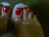 Tacones transparentes y uñas rojas snapshot 2