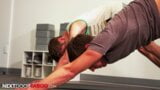 Збуджена інструкторка з йоги отримує руку під час уроку snapshot 4