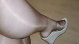 Otro video de nylon con tacones nuevos y transparentes snapshot 8