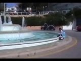 Марджори становится мокрой в публичном фонтане - на улице snapshot 2