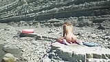 Geweldig kinky nudistenmeisje met zonnebril zuigt en berijdt een enorme dildo op het strand - Sasha Bikeyeva snapshot 16