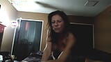 Une MILF excitée et solitaire squirte snapshot 6