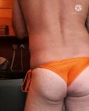 Enge orange Bikini-Badeanzug-Dusche snapshot 2