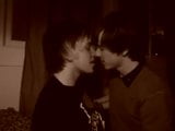 Due ragazzi si baciano snapshot 9