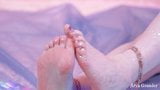 Op blote voeten mooie voetzolen tenen met glitterspel snapshot 4