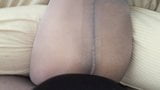 Nyloncouples - une femme en collants brillants baisée par un justaucorps snapshot 8