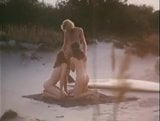 Sexo en la playa al aire libre con dos chicas en trío de 1979 snapshot 1