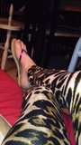 Gepard-Leggings und Tangasandalen, Schuhspiel snapshot 2