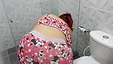 Mijn stiefmoeder zuigt mijn lul in de badkamer snapshot 2