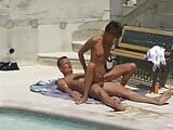 Dos tipos cachondos y una delgada francesa divirtiéndose cerca de la piscina snapshot 11