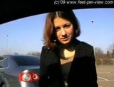 Brunette stinkende voeten in de auto snapshot 2