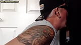 Gloryhole tatuada DILF chupa pau de BFs em privado amador BJ snapshot 12