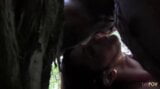 Un couple de lesbiennes excité trouve une place au milieu d'une forêt et baise avec un gode snapshot 13
