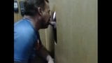 Il patrigno succhia il cazzo attraverso il gloryhole snapshot 14