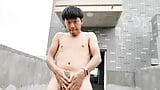 Asiatischer Junge, Masturbations-Sperma der Baustelle im Freien snapshot 12