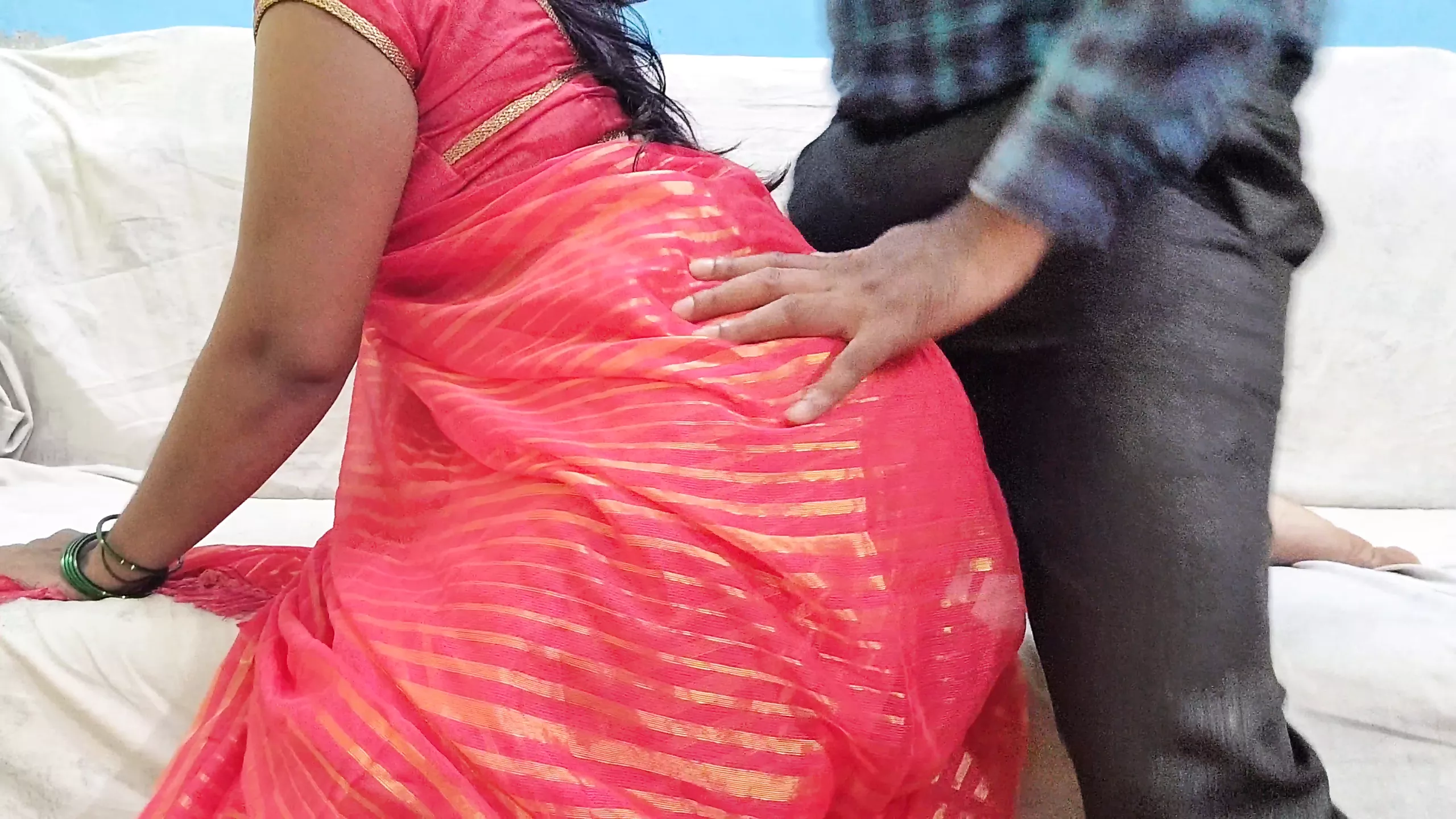 Pink saree pahani huyi bhabhi ko dekalhar raha nahi gaya aur bhabhi ko chod diya