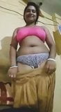 Bhabhi India berpakaian dan menunjukkan buah dada dan pepek, bhabi desi snapshot 2