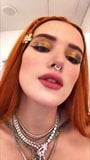 Bella Thorne z rudymi włosami i dekoltem w sukience snapshot 2