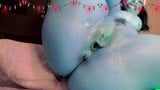 Smurfin speelt met haar gigantische blauwe tieten en kont snapshot 19