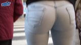 Gran culo redondo en jeans, hablando de un corto paseo por las calles snapshot 1