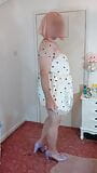 Sissy tv -travestiet in schattige jurk snapshot 6