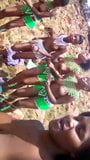 Menina africana tira uma selfie com suas amigas peitudas em topless snapshot 3