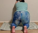 Amb3erlynn desperately needing to pee in her tight blue leggings snapshot 7