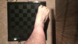 Papa speelt schaak met zijn voeten snapshot 1