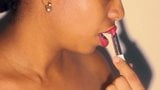 Negrita de labios sexy jugando con su lápiz labial rojo en primer plano snapshot 10