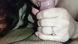 Gros plan, pipe en POV avec du sperme dans la bouche d'une femme au foyer mature snapshot 3