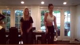 Kate Beckinsale e la calda amica bionda ballano con `` tutti '' snapshot 8