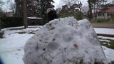 Tamia en bottes à talons hauts construit un bonhomme de neige snapshot 9