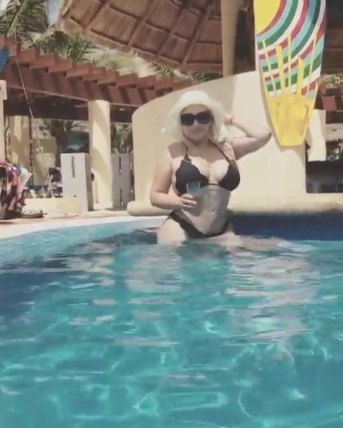 Jackie Castañeda con bikini negro en la piscina