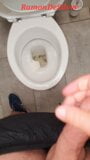 Master Ramon pisst und wichst gnadenlos die Toilette voll, arme Putzfrau snapshot 15