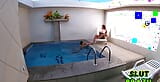 Une femme mature sexy se fait baiser au bord de la piscine snapshot 2