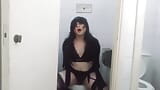 Trans Felixa in sexy zwarte lingerie neukt dildo in openbare badkamer snapshot 3