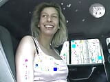 Een prachtig uitziende Duitse blondine krijgt haar geschoren kut met dildo in de auto snapshot 1