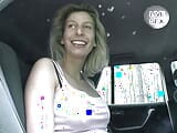 Une blonde allemande magnifique se fait goder sa chatte rasée dans la voiture snapshot 1