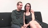 Pasangan porno yang berpengalaman mengajarkan beberapa pelajaran kepada seorang pemula snapshot 3