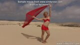 Sindy Rose трахает ее задницу большим белым дилдо в пустынных дюнах с анальным пролапсом snapshot 3