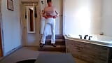 Sexy travestita calda grandi tette in leggings mangiando sborra snapshot 2