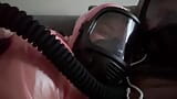 Gasmask respirando em trajes plásticos snapshot 3