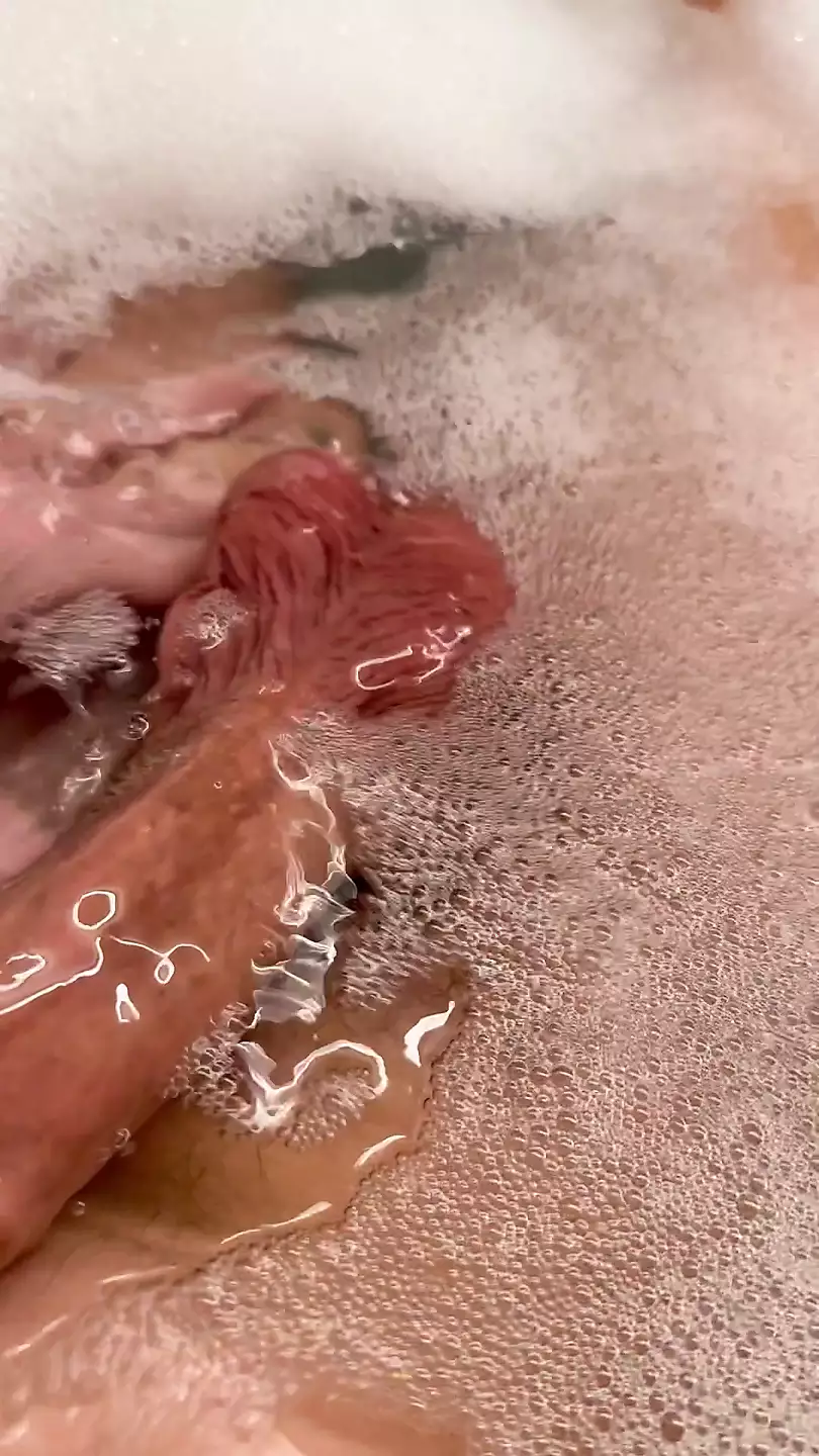 Bite Non Circoncise Pisse Moment De Bain Avec Auto pisse Dans La 
