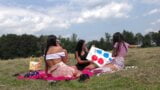 Sin bragas dobladas: chicas calientes de coño apretado que se divierten al aire libre en minifalda, faldas cortas, culos desnudos snapshot 8