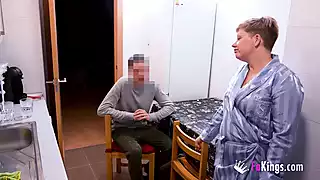 Зрелая мама друга соблазняет сладкого приятеля сына Зрелая мама друга соблазняет сладкого приятеля сына