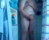 Un vrai garçon amateur prend une douche et se masturbe snapshot 10